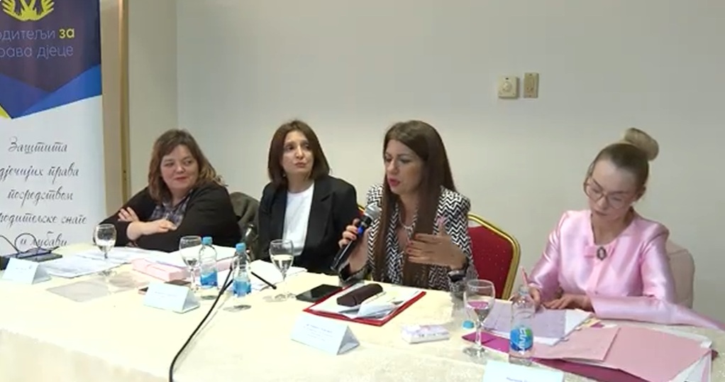 Бура у Бањој Луци: Родитељи устали против принудне вакцинације деце, стоп присили!